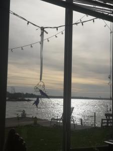 ein Fenster mit Blick auf einen Wasserkörper in der Unterkunft BEACHFRONT Inn in North Bay