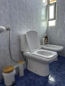 een badkamer met een toilet, een wastafel en een raam bij Apartment in Skanderbeg Square - Tirana Center 2 in Tirana