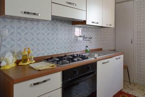 Cuisine ou kitchenette dans l'établissement App.ti Scala Dei Turchi Tetide