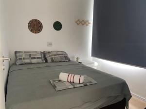 - une chambre avec un lit et une couverture verte dans l'établissement Kambô hostel, à São Paulo