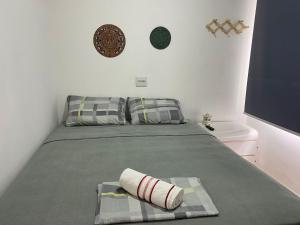 - une chambre avec un lit et une serviette dans l'établissement Kambô hostel, à São Paulo
