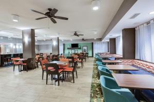 מסעדה או מקום אחר לאכול בו ב-Hampton Inn Orlando-Convention Center International Drive Area