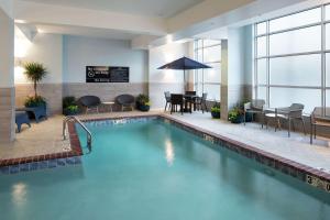 a pool in the lobby of a hotel with a dining room at Hampton Inn & Suites Memphis-Beale Street in Memphis