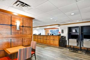 uma sala de espera com uma mesa e cadeiras em Hampton Inn Memphis Poplar em Memphis