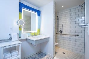 Um banheiro em Universal's Loews Sapphire Falls Resort