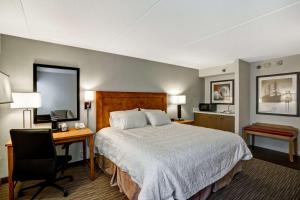 ノーフォークにあるHampton Inn Norfolk-Naval Baseのベッド、デスク、コンピュータが備わる客室です。
