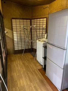 Il comprend une cuisine équipée d'un réfrigérateur. dans l'établissement Otomaridokoro Shimonoseki Honmachi - Vacation STAY 15120, à Shimonoseki