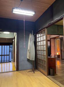 un mannequin suspendu dans une pièce avec un mur dans l'établissement Otomaridokoro Shimonoseki Honmachi - Vacation STAY 15120, à Shimonoseki