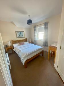 um quarto com uma cama e uma janela em Faithlegg Estate, Mews Holiday Home, Waterford em Waterford