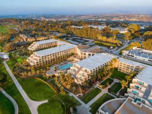 an overhead view of a resort with a pool and buildings at Hilton La Jolla Torrey Pines in San Diego