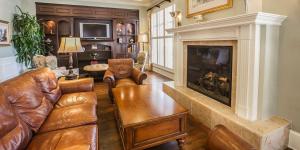 sala de estar con sofá y chimenea en Hampton Inn & Suites Savannah Historic District en Savannah