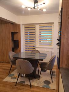 een eetkamer met een blauwe tafel en stoelen bij Apartament Comfortable Fortuna in Sfântu-Gheorghe