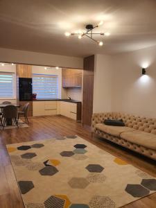 een grote woonkamer met een bank en een tafel bij Apartament Comfortable Fortuna in Sfântu-Gheorghe