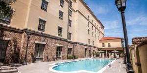 uma piscina em frente a um edifício em Hampton Inn & Suites Savannah Historic District em Savannah