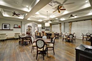 uma grande sala com mesas e cadeiras e uma sala de jantar em Hampton Inn & Suites Savannah Historic District em Savannah