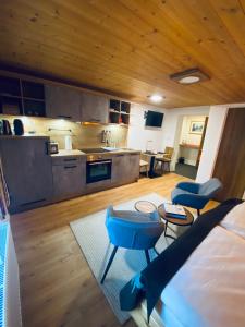 a room with a bed and a kitchen at Apart Berghof Steinbock in Sankt Leonhard im Pitztal