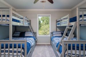 Lake HamiltonにあるMount Carmel Retreatの窓付きの客室で、二段ベッド2台が備わります。