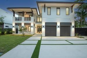 une grande maison blanche avec une allée. dans l'établissement Villa in Coral Gables with Pool Jacuzzi Game Room, à Miami