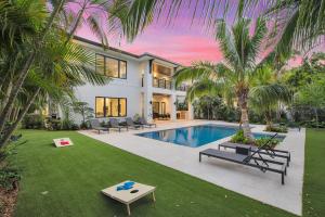 une maison avec une piscine et des palmiers dans l'établissement Villa in Coral Gables with Pool Jacuzzi Game Room, à Miami