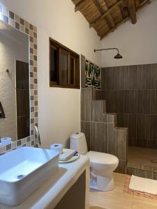 y baño con lavabo, aseo y bañera. en Hotel La Palma Del Paso Real- Solo adultos, en Santa Fe de Antioquia