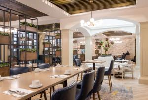 圣地亚哥迷踪谷希尔顿逸林酒店餐厅或其他用餐的地方