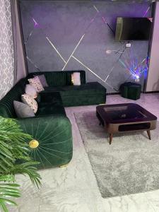 sala de estar con sofá verde y mesa en سيدي بشر بحري امام بير مسعود, en Alejandría