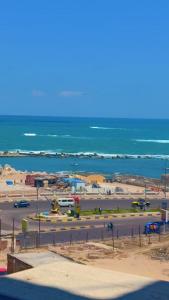 un estacionamiento con el océano en el fondo en سيدي بشر بحري امام بير مسعود, en Alejandría