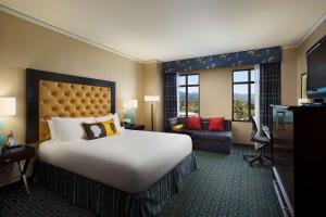 โทรทัศน์และ/หรือระบบความบันเทิงของ Juniper Hotel Cupertino, Curio Collection by Hilton