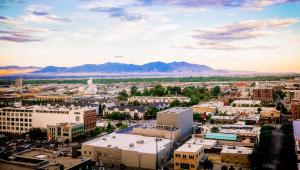 une vue aérienne sur une ville avec des montagnes en arrière-plan dans l'établissement Hilton Salt Lake City Center, à Salt Lake City