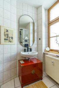a bathroom with a sink and a mirror at Kerkermeister Pension in Auerbach