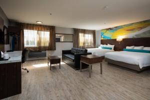Habitación de hotel con 2 camas y sofá en Inn at Rockaway San Francisco Pacifica, en Pacífica