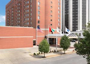 un hotel con banderas frente a un edificio en President Abraham Lincoln - A Doubletree by Hilton Hotel, en Springfield