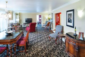 sala de estar con sillas, mesa y sofá en President Abraham Lincoln - A Doubletree by Hilton Hotel, en Springfield