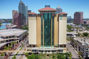 Embassy Suites by Hilton Tampa Downtown Convention Center في تامبا: إطلالة على أفق المدينة مع مبنى طويل