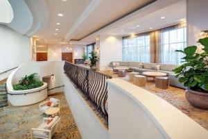 een lobby met banken en tafels in een gebouw bij Embassy Suites by Hilton Tampa Downtown Convention Center in Tampa