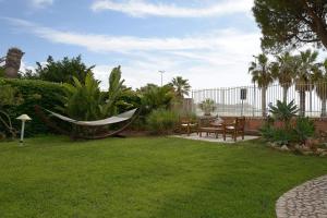 a garden with a hammock in a yard at App.ti Scala Dei Turchi Tetide in Porto Empedocle