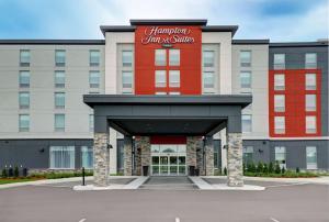 un hotel con una señal roja en la parte superior de un edificio en Hampton Inn & Suites Belleville, en Belleville