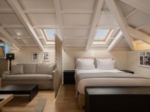 a bedroom with a bed and a couch at La Torre del Kastelli in Chania Town