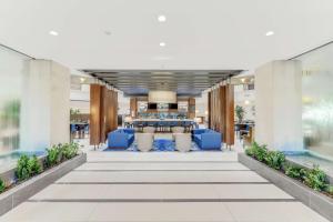 Blick auf die Lobby eines Hotels in der Unterkunft Embassy Suites by Hilton Anaheim-Orange in Anaheim