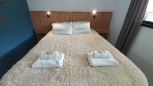 1 dormitorio con 1 cama con toallas en Casa Litoral en Gualeguaychú
