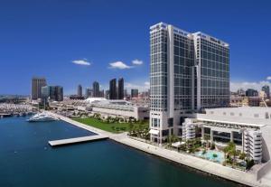 vista su una città con un fiume e su edifici di Hilton San Diego Bayfront a San Diego