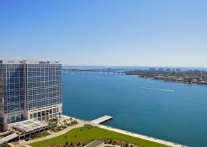 una vista aérea de un gran edificio junto a un río en Hilton San Diego Bayfront en San Diego