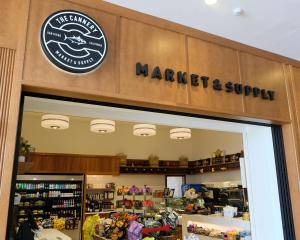 酒店内部或周边的超市或其他商店