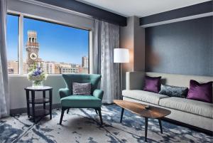 Posezení v ubytování Hilton Baltimore Inner Harbor