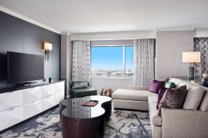 TV a/nebo společenská místnost v ubytování Hilton Baltimore Inner Harbor