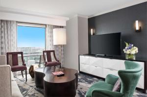 TV a/nebo společenská místnost v ubytování Hilton Baltimore Inner Harbor