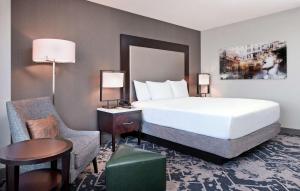 Postel nebo postele na pokoji v ubytování Hilton Baltimore Inner Harbor