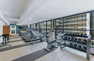 un gimnasio con equipo cardiovascular en un edificio en Embassy Suites by Hilton Los Angeles Downey en Downey