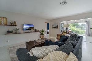 a living room with a couch and a tv at Stylish & Cozy home close to downtown and 10mins to beach in Venice