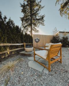Galeriebild der Unterkunft Dreamy Airstream Hideaway with Hot Tub in Gibsons